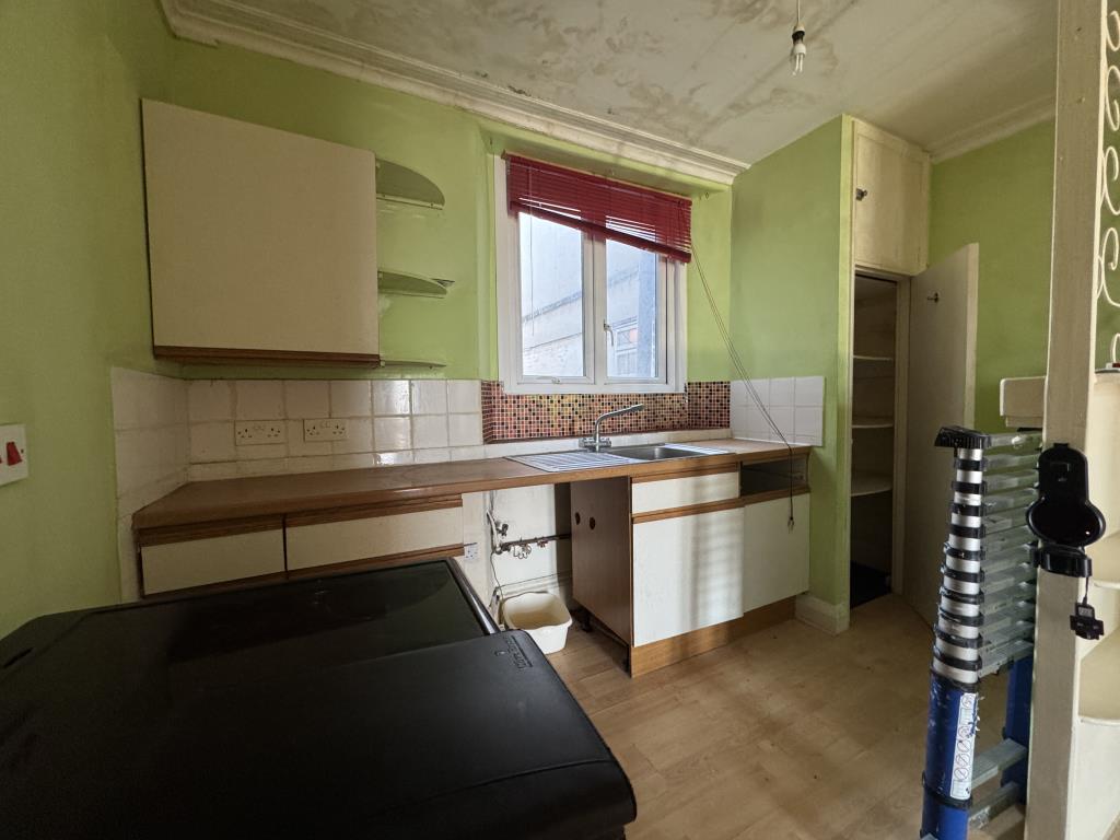 Lot: 34 - MIXED USE PROPERTY WITH SEA VIEWS - Kitchen Area to Flat A